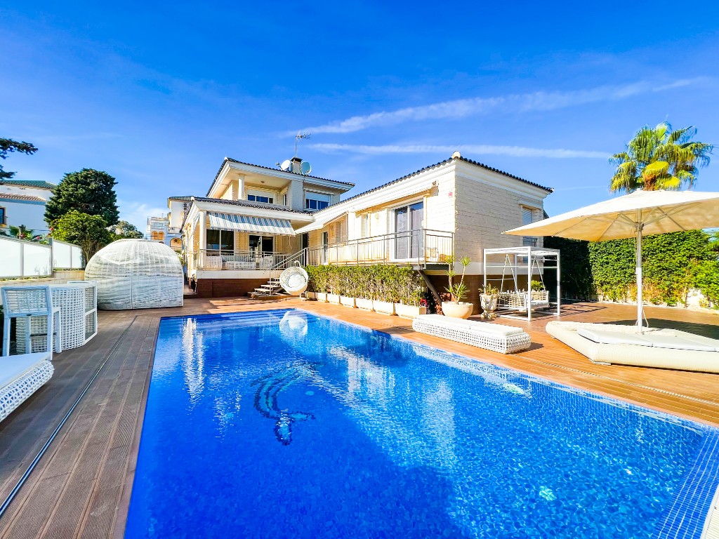 For sale - 5 Bedroom 4 Bathroom Villa in La Mata - La Mata  - Alicante