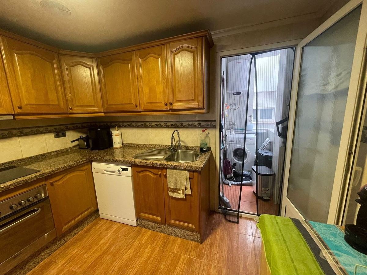 For sale - 4 Bedroom 2 Bathroom Apartment - Middle Floor Apartment in Torrevieja - Torrevieja Centro  - Alicante