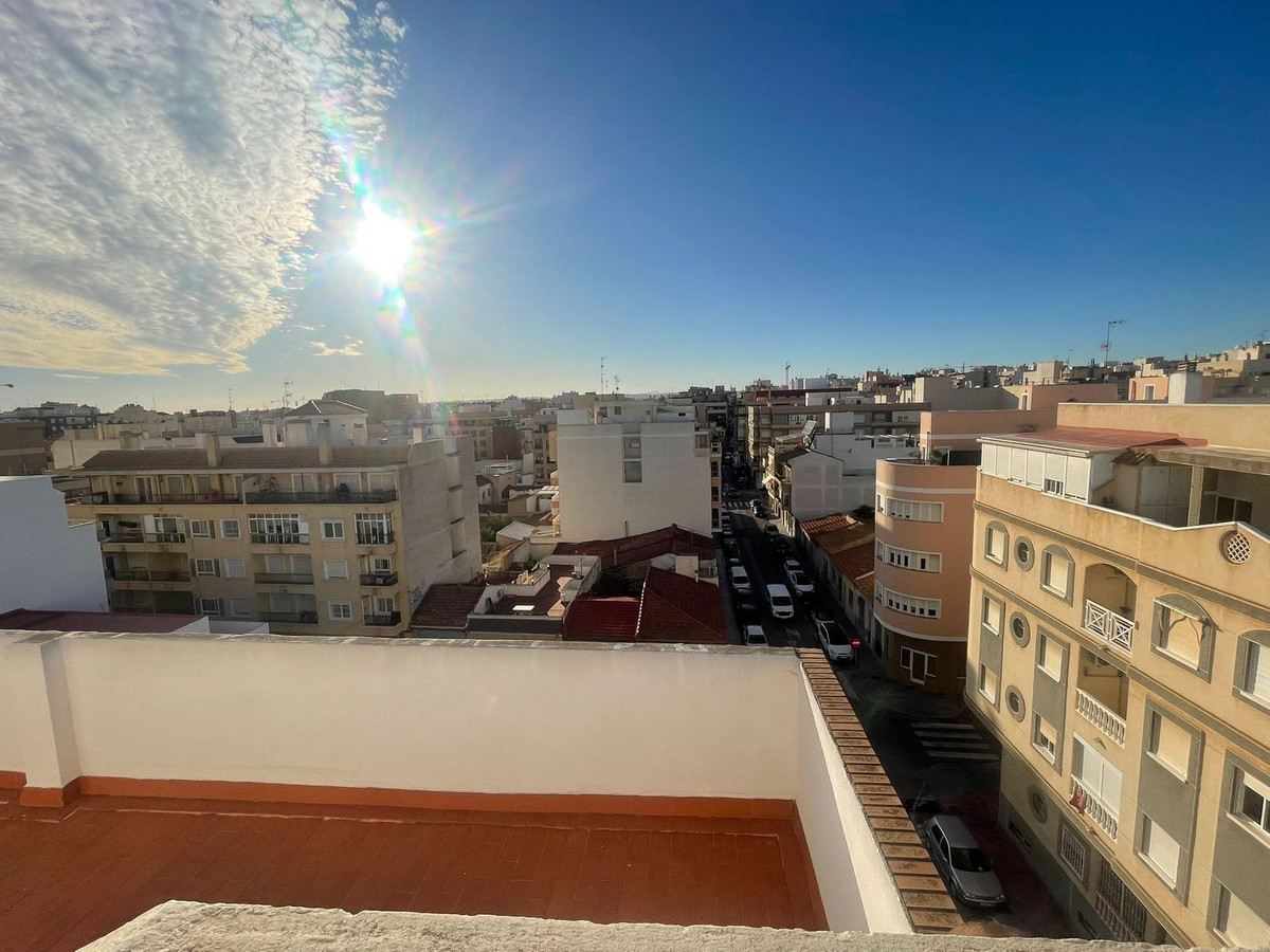 For sale - 4 Bedroom 2 Bathroom Apartment - Middle Floor Apartment in Torrevieja - Torrevieja Centro  - Alicante