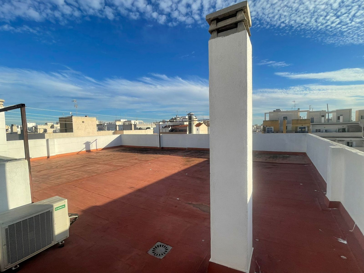 For sale - 4 Bedroom 2 Bathroom Apartment - Middle Floor Apartment in Torrevieja - Torrevieja Centro  - Alicante