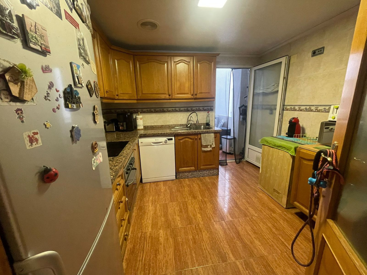 For sale - 4 Bedroom 2 Bathroom Apartment - Middle Floor Apartment in Torrevieja - Torrevieja Centro  - Alicante
