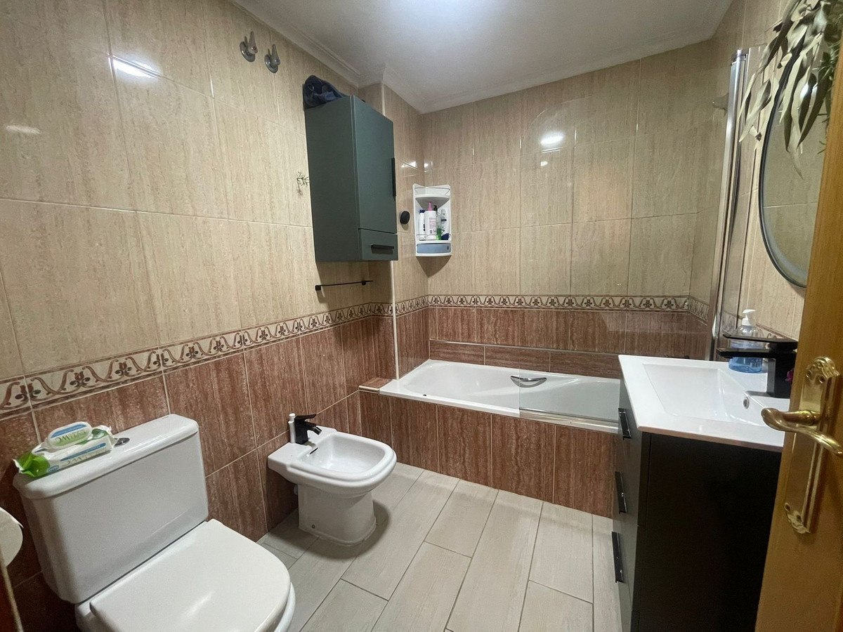For sale - 4 Bedroom 2 Bathroom Apartment - Middle Floor Apartment in Torrevieja - Torrevieja Centro  - Alicante