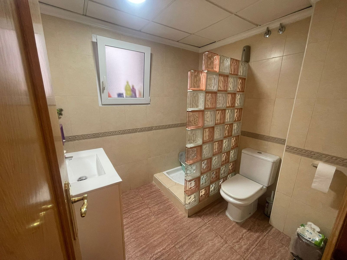 For sale - 4 Bedroom 2 Bathroom Apartment - Middle Floor Apartment in Torrevieja - Torrevieja Centro  - Alicante