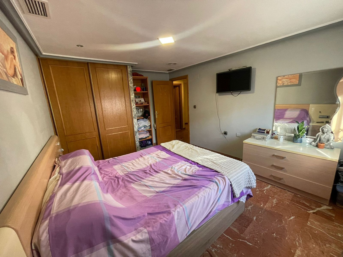For sale - 4 Bedroom 2 Bathroom Apartment - Middle Floor Apartment in Torrevieja - Torrevieja Centro  - Alicante