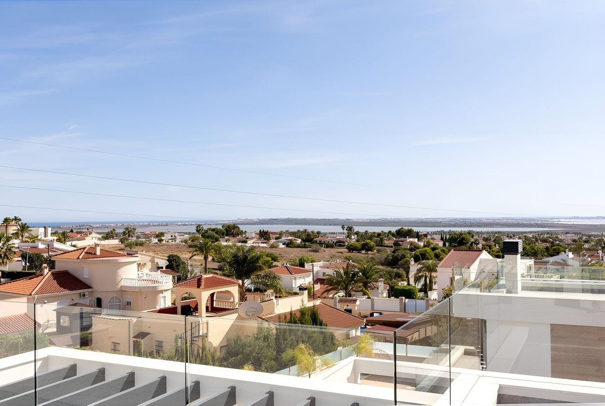 For sale - 5 Bedroom 4 Bathroom House - Detached Villa in Rojales - Ciudad Quesada  - Alicante