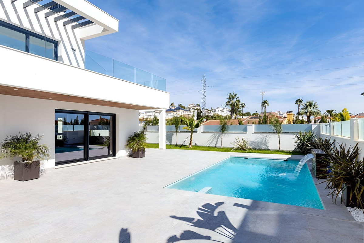 For sale - 5 Bedroom 4 Bathroom House - Detached Villa in Rojales - Ciudad Quesada  - Alicante