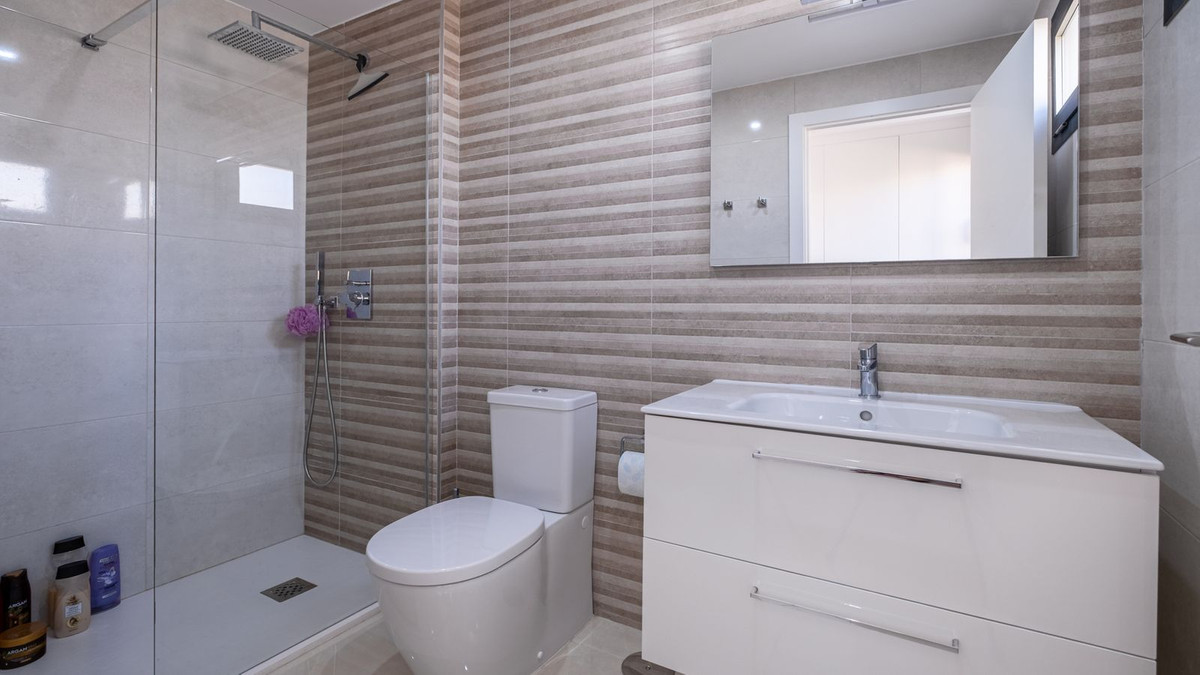 For sale - 2 Bedroom 2 Bathroom Apartment - Middle Floor Apartment in Orihuela - Villamartin  - Alicante