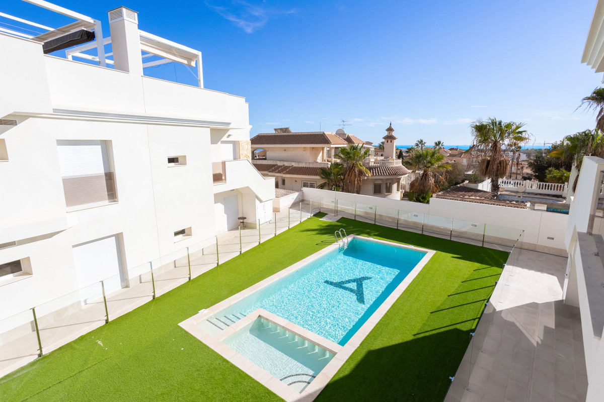 For sale - 2 Bedroom 2 Bathroom Apartment - Top Floor Apartment in Orihuela - Villamartin  - Alicante