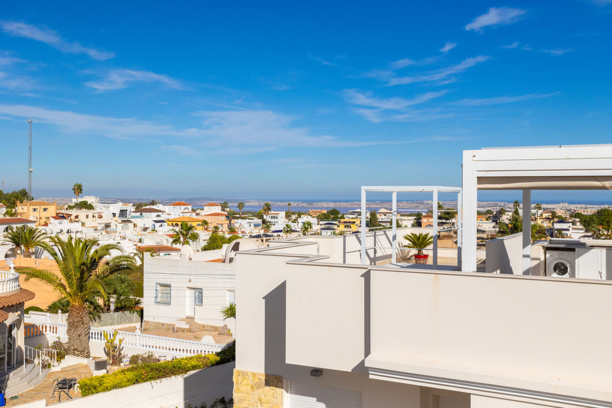 For sale - 2 Bedroom 2 Bathroom Apartment - Top Floor Apartment in Orihuela - Villamartin  - Alicante
