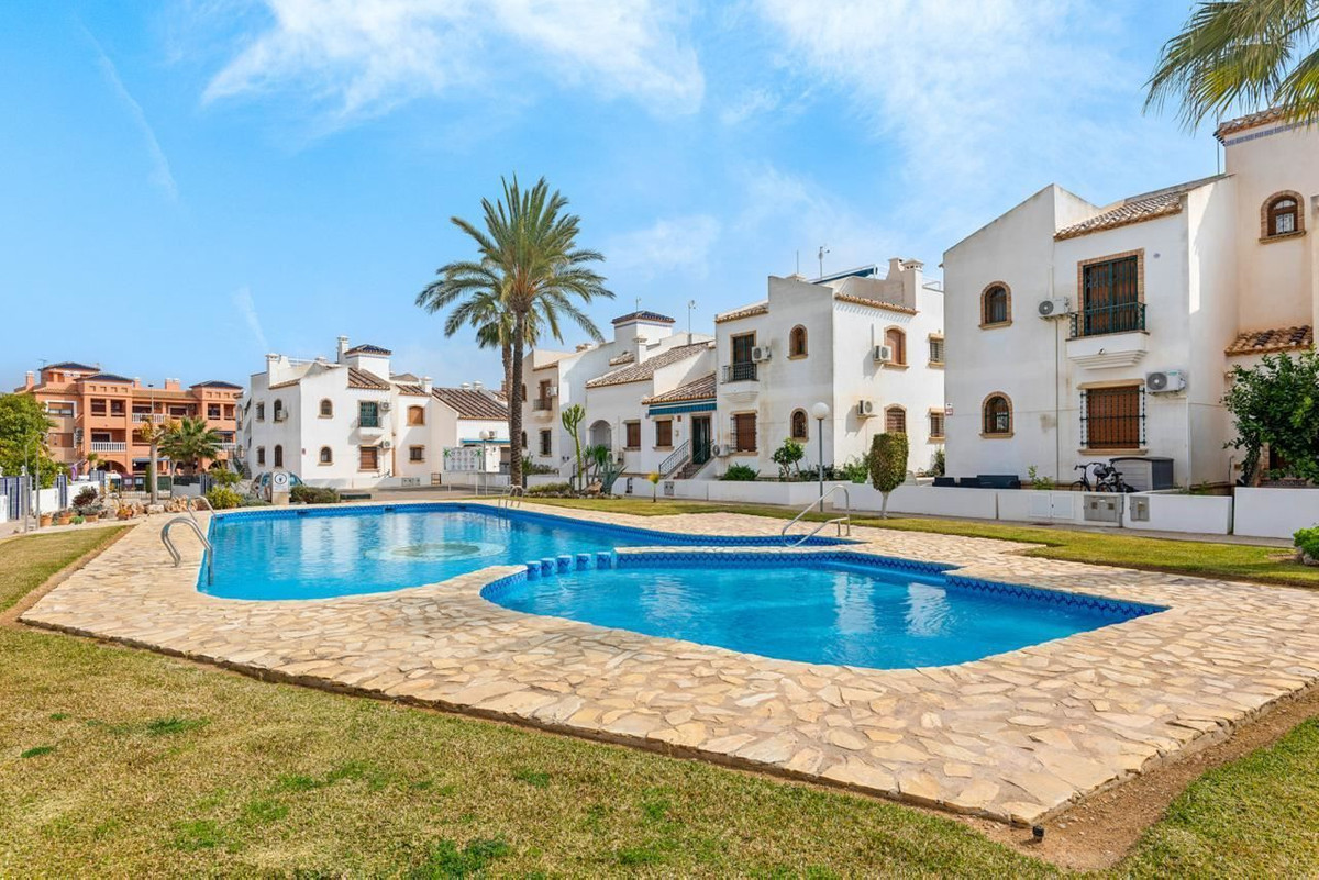 For sale - 2 Bedroom 2 Bathroom Apartment - Middle Floor Apartment in Orihuela - Villamartin  - Alicante