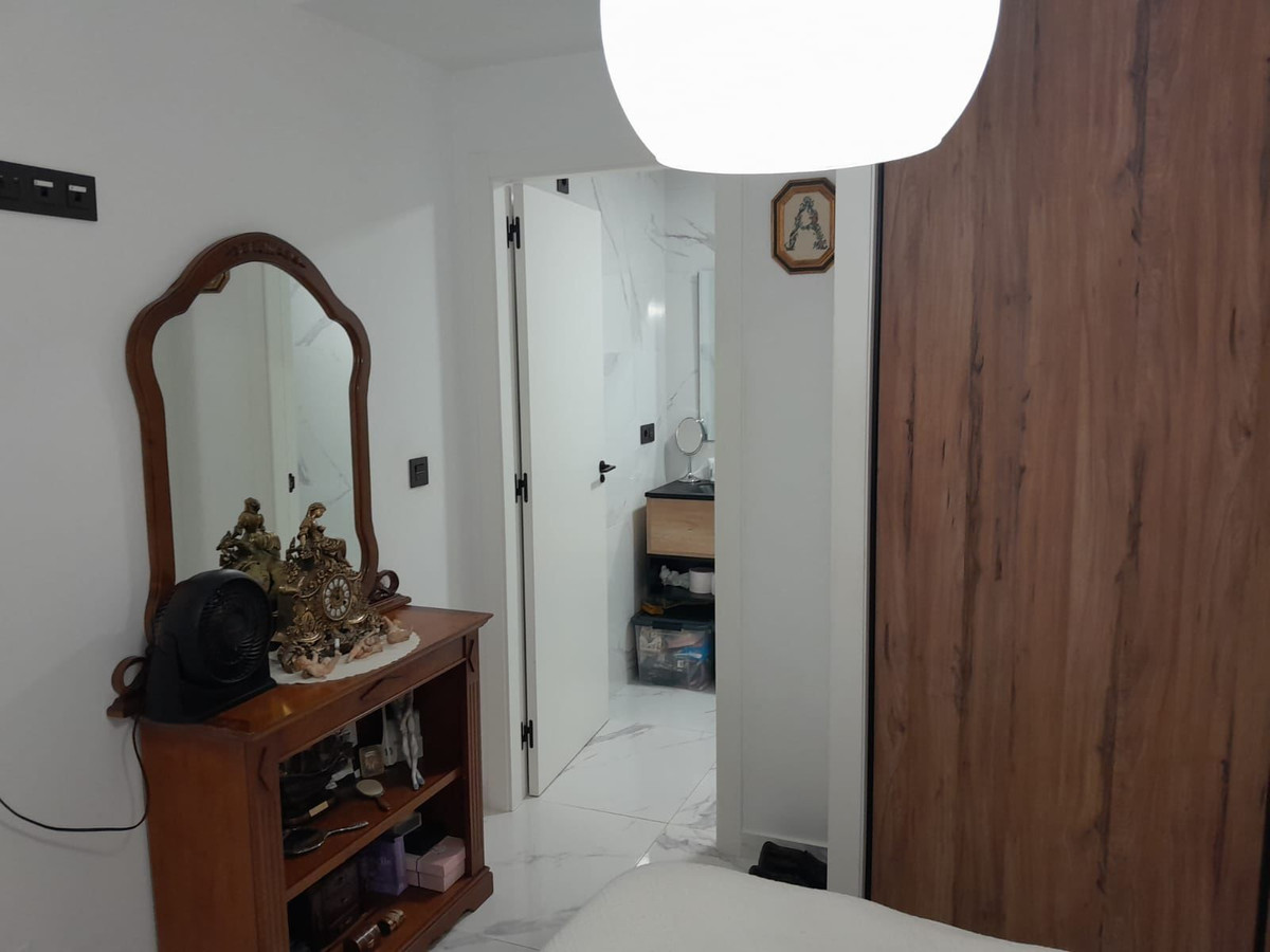 For sale - 3 Bedroom 2 Bathroom Apartment - Middle Floor Apartment in Torrevieja - Torrevieja Centro  - Alicante