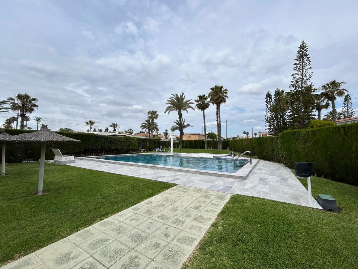 For sale - 3 Bedroom 2 Bathroom Apartment - Middle Floor Apartment in Orihuela - Playa Flamenca  - Alicante