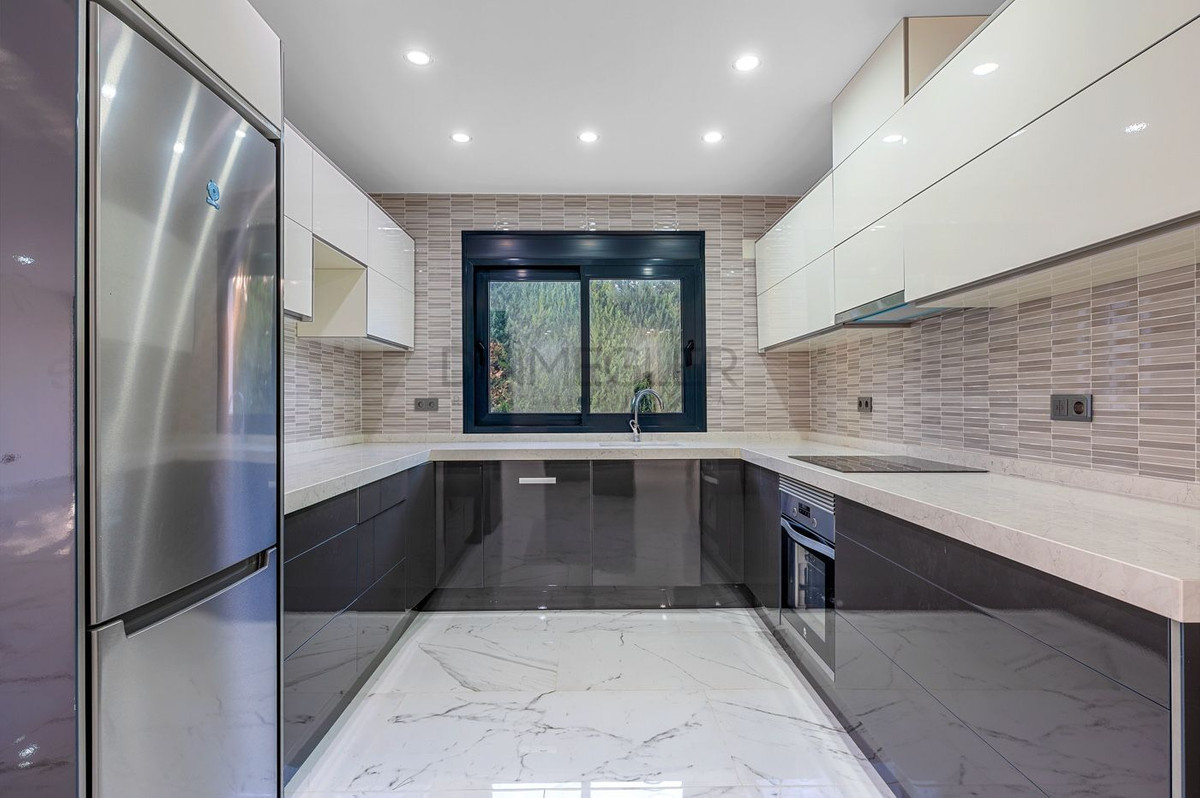 For sale - 4 Bedroom 3 Bathroom House - Detached Villa in Orihuela - Campoamor  - Alicante