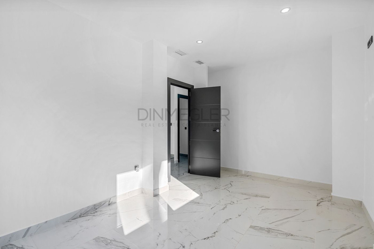 For sale - 4 Bedroom 3 Bathroom House - Detached Villa in Orihuela - Campoamor  - Alicante