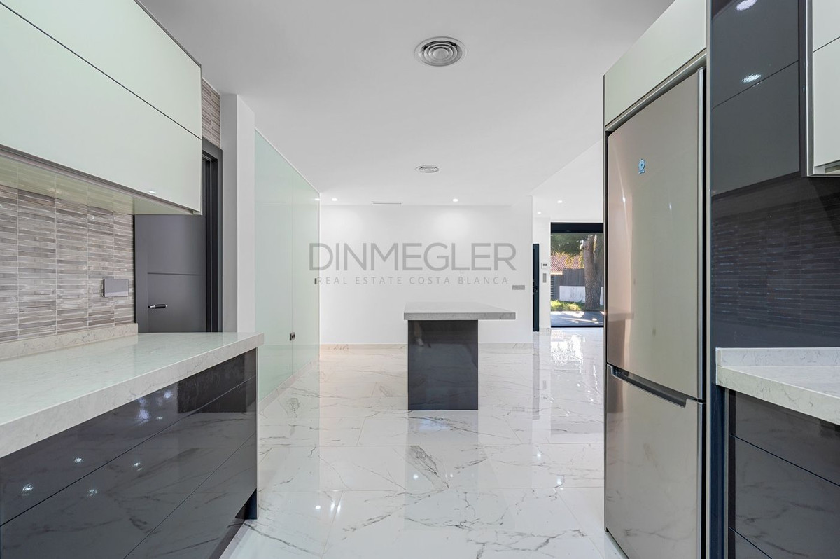 For sale - 4 Bedroom 3 Bathroom House - Detached Villa in Orihuela - Campoamor  - Alicante