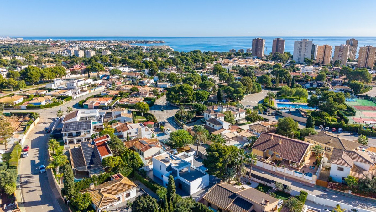 For sale - 4 Bedroom 3 Bathroom House - Detached Villa in Orihuela - Campoamor  - Alicante