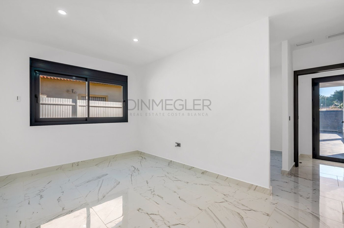 For sale - 4 Bedroom 3 Bathroom House - Detached Villa in Orihuela - Campoamor  - Alicante