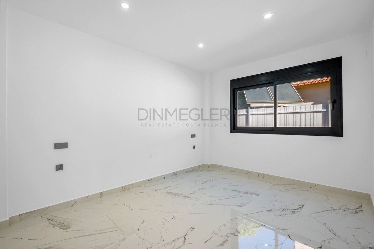 For sale - 4 Bedroom 3 Bathroom House - Detached Villa in Orihuela - Campoamor  - Alicante