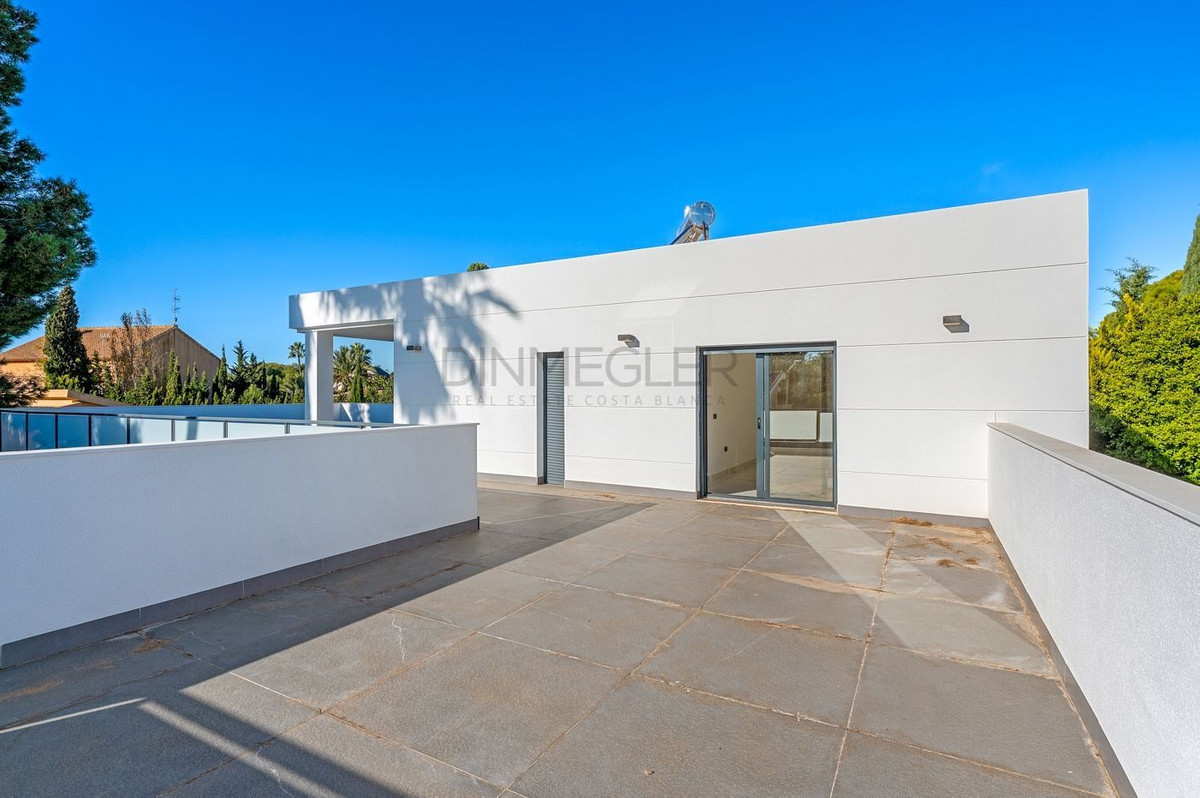 For sale - 4 Bedroom 3 Bathroom House - Detached Villa in Orihuela - Campoamor  - Alicante