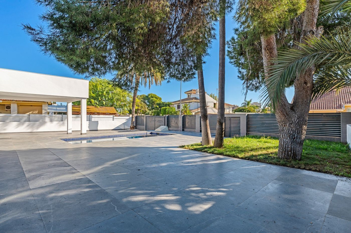 For sale - 4 Bedroom 3 Bathroom House - Detached Villa in Orihuela - Campoamor  - Alicante