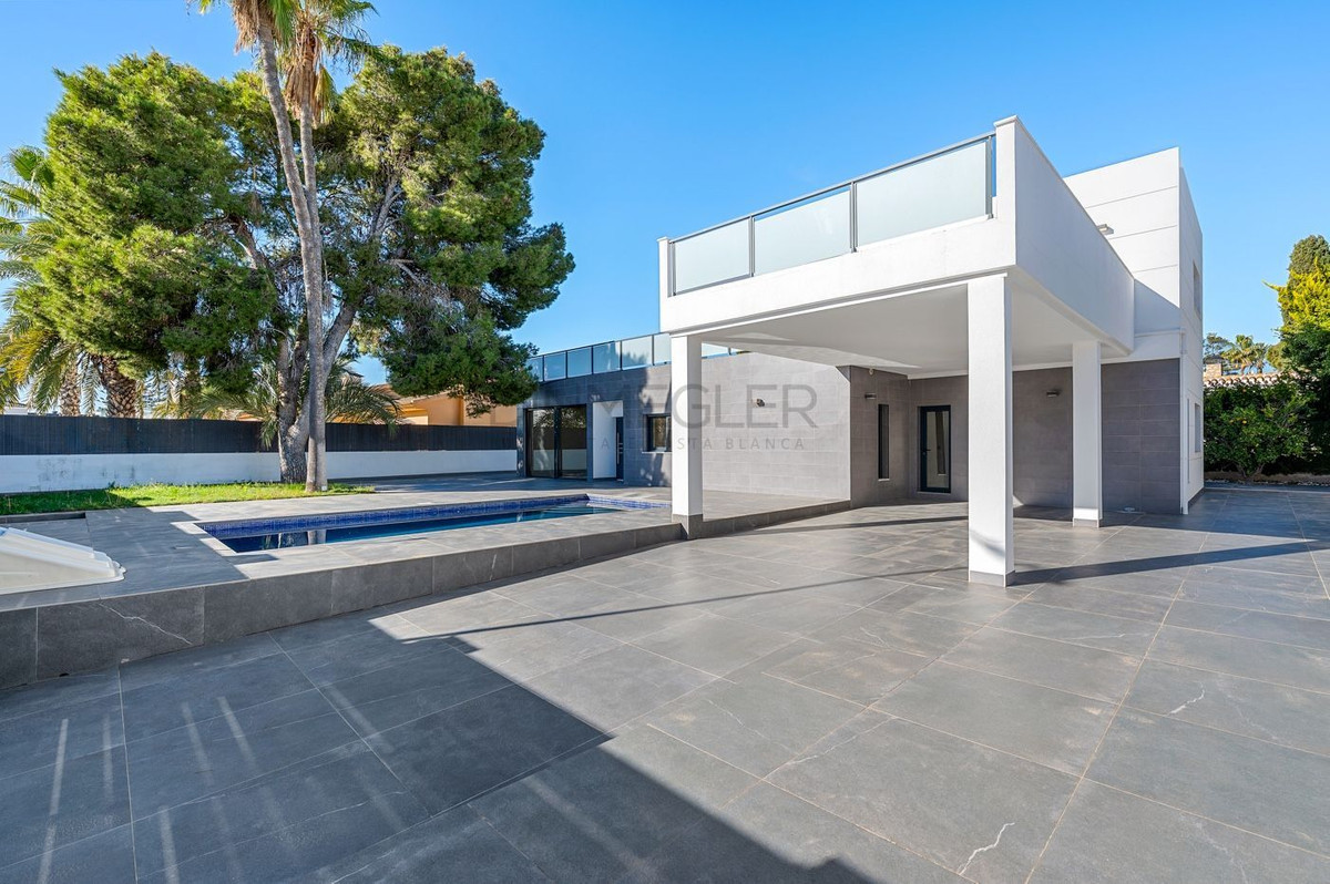 For sale - 4 Bedroom 3 Bathroom House - Detached Villa in Orihuela - Campoamor  - Alicante