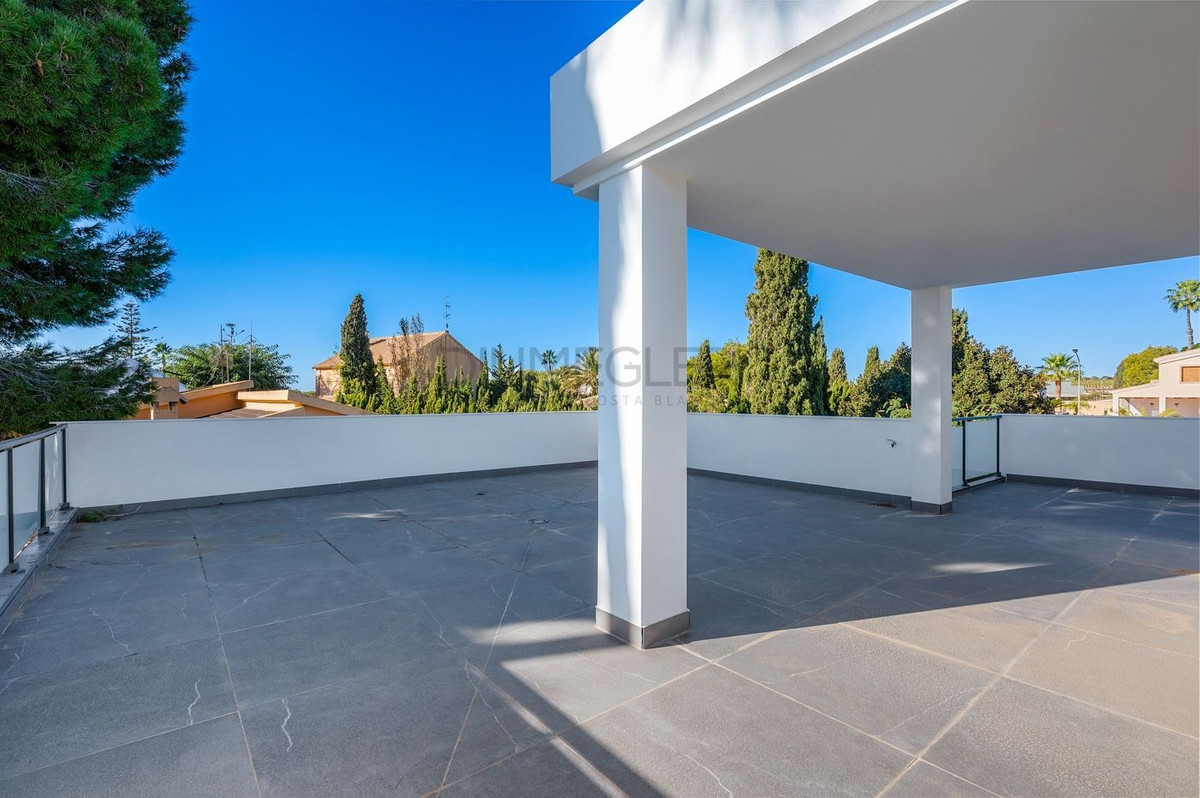 For sale - 4 Bedroom 3 Bathroom House - Detached Villa in Orihuela - Campoamor  - Alicante