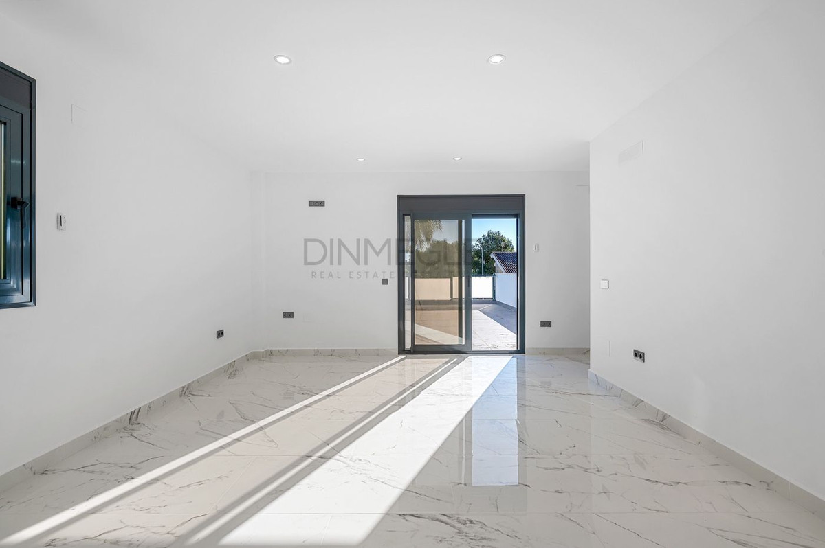 For sale - 4 Bedroom 3 Bathroom House - Detached Villa in Orihuela - Campoamor  - Alicante