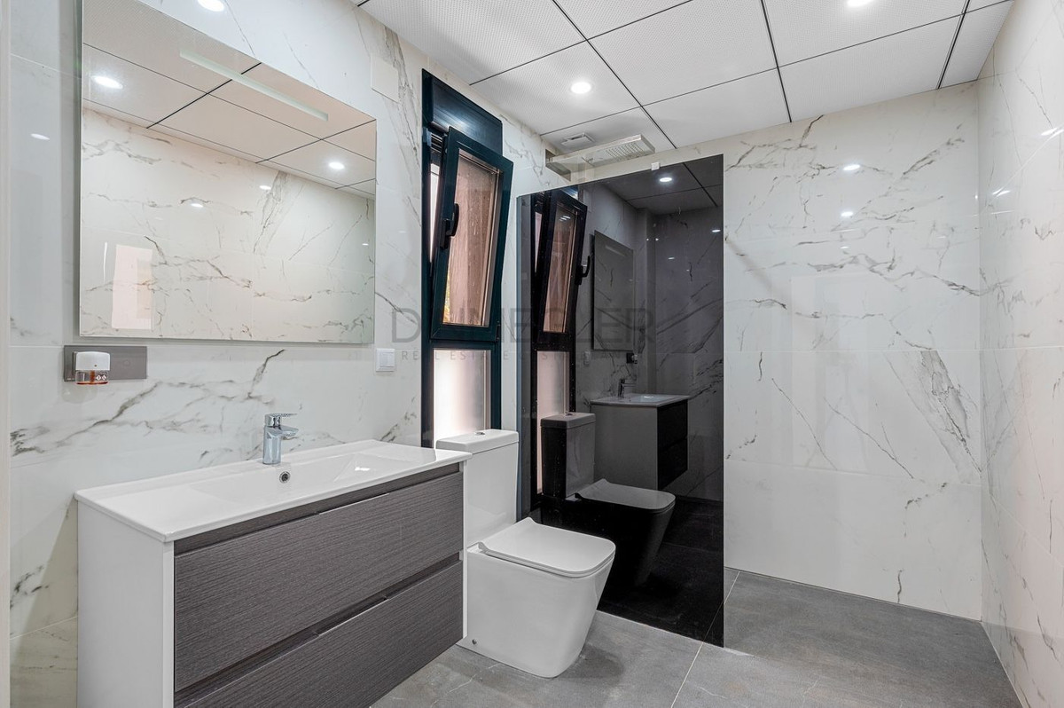 For sale - 4 Bedroom 3 Bathroom House - Detached Villa in Orihuela - Campoamor  - Alicante