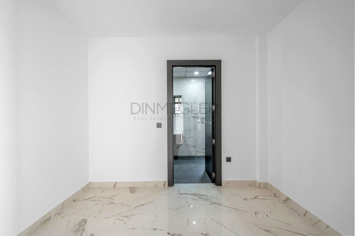 For sale - 4 Bedroom 3 Bathroom House - Detached Villa in Orihuela - Campoamor  - Alicante