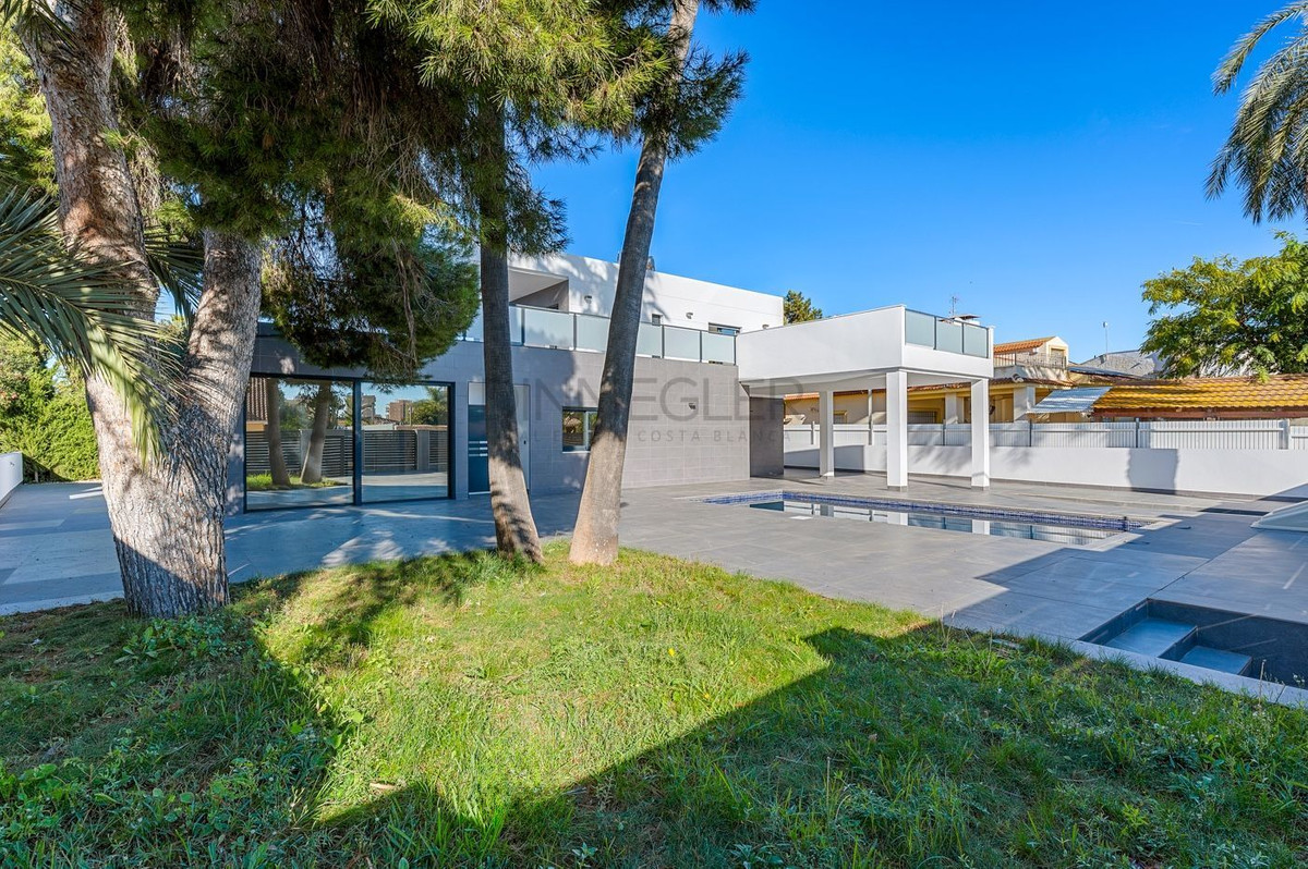 For sale - 4 Bedroom 3 Bathroom House - Detached Villa in Orihuela - Campoamor  - Alicante