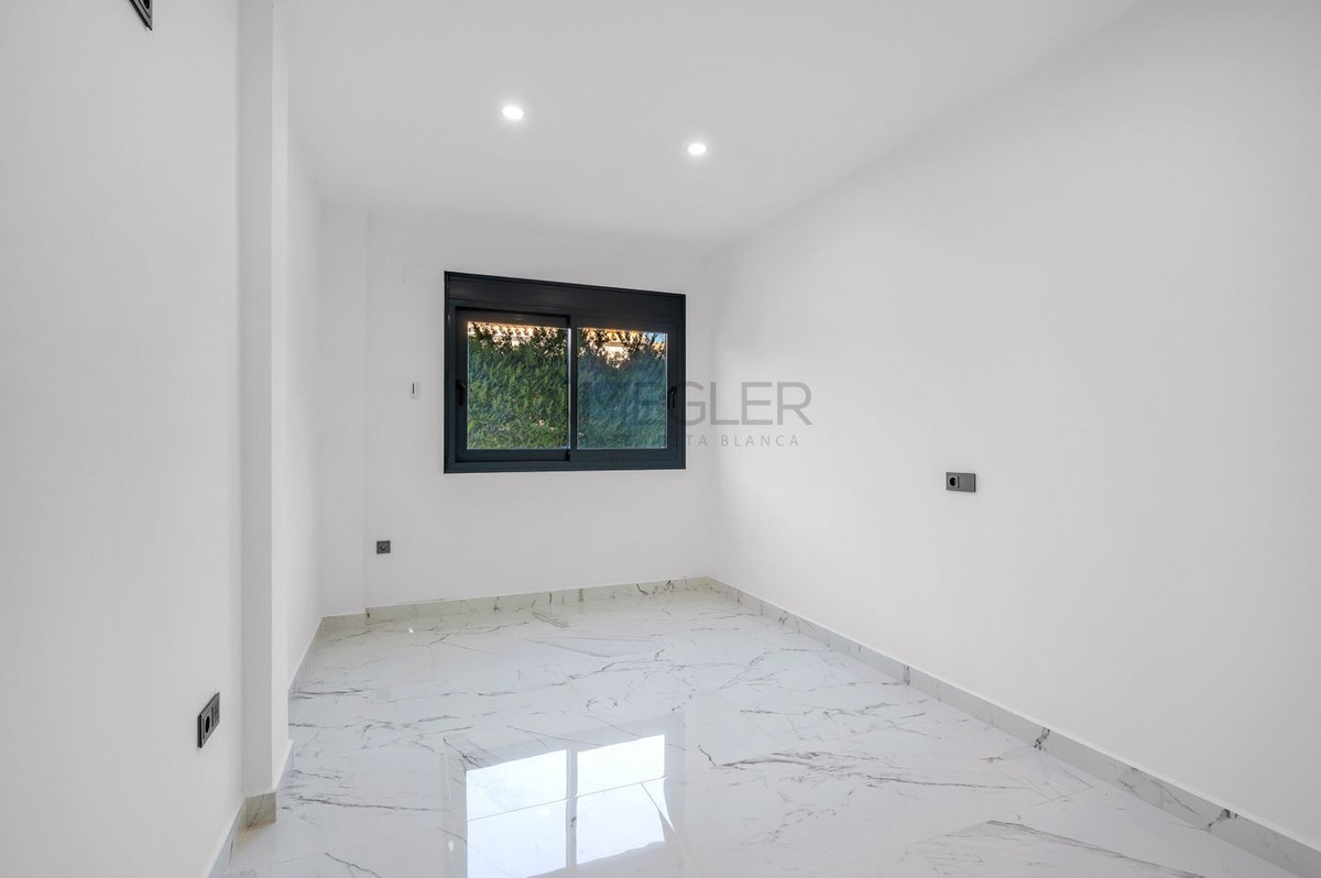 For sale - 4 Bedroom 3 Bathroom House - Detached Villa in Orihuela - Campoamor  - Alicante