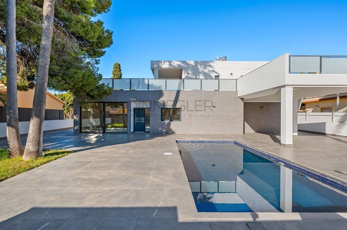 For sale - 4 Bedroom 3 Bathroom House - Detached Villa in Orihuela - Campoamor  - Alicante