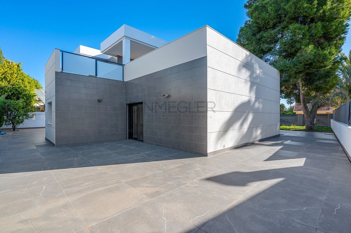 For sale - 4 Bedroom 3 Bathroom House - Detached Villa in Orihuela - Campoamor  - Alicante