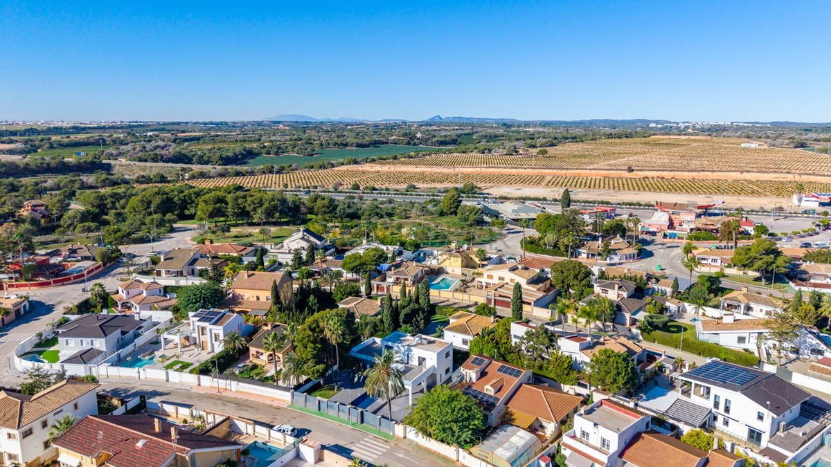 For sale - 4 Bedroom 3 Bathroom House - Detached Villa in Orihuela - Campoamor  - Alicante