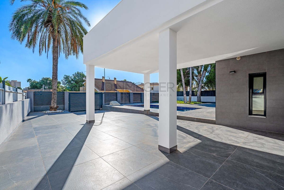 For sale - 4 Bedroom 3 Bathroom House - Detached Villa in Orihuela - Campoamor  - Alicante