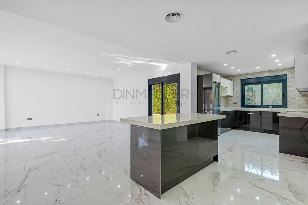 For sale - 4 Bedroom 3 Bathroom House - Detached Villa in Orihuela - Campoamor  - Alicante