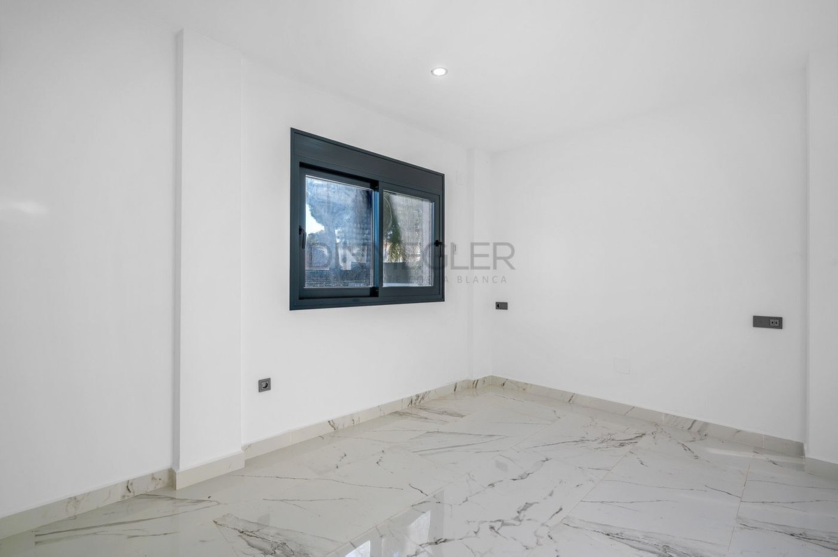 For sale - 4 Bedroom 3 Bathroom House - Detached Villa in Orihuela - Campoamor  - Alicante