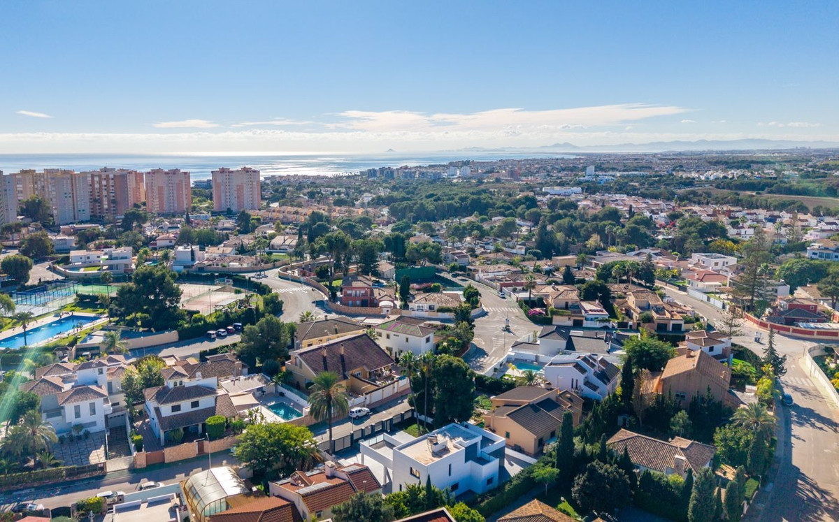 For sale - 4 Bedroom 3 Bathroom House - Detached Villa in Orihuela - Campoamor  - Alicante