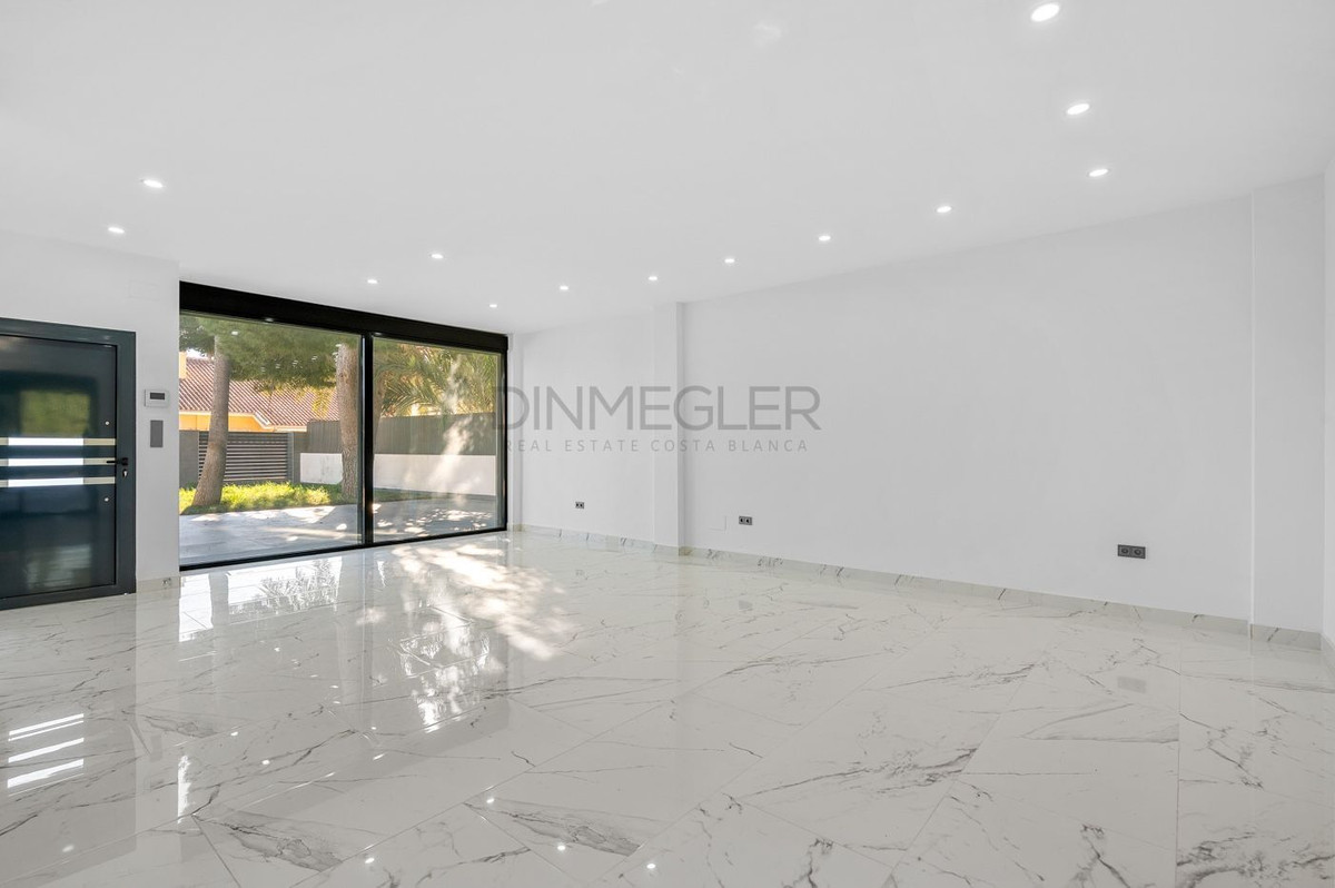 For sale - 4 Bedroom 3 Bathroom House - Detached Villa in Orihuela - Campoamor  - Alicante