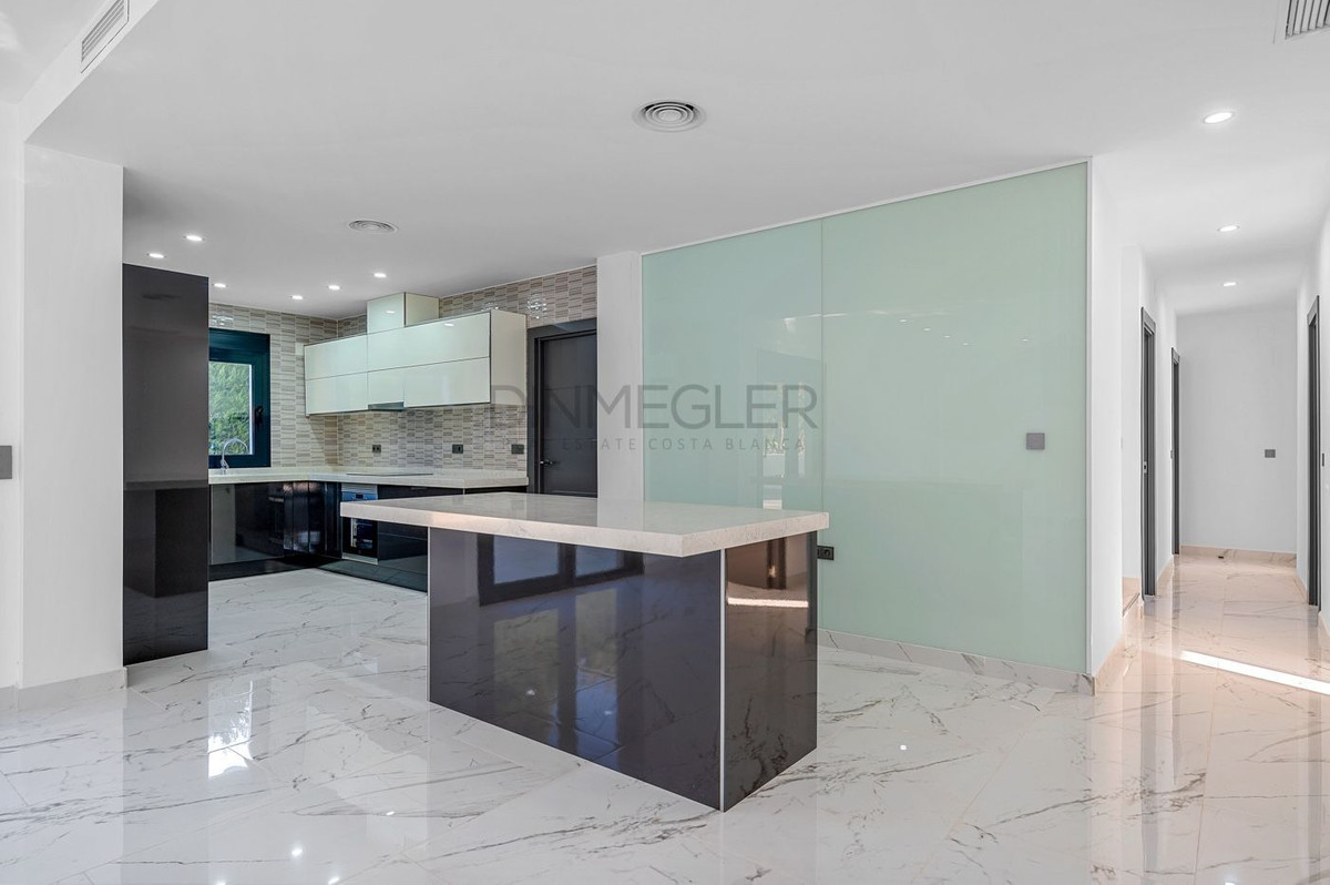 For sale - 4 Bedroom 3 Bathroom House - Detached Villa in Orihuela - Campoamor  - Alicante