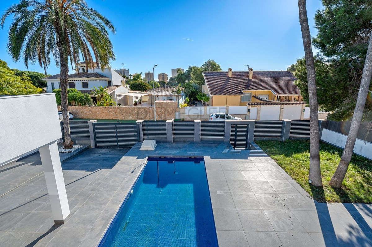 For sale - 4 Bedroom 3 Bathroom House - Detached Villa in Orihuela - Campoamor  - Alicante