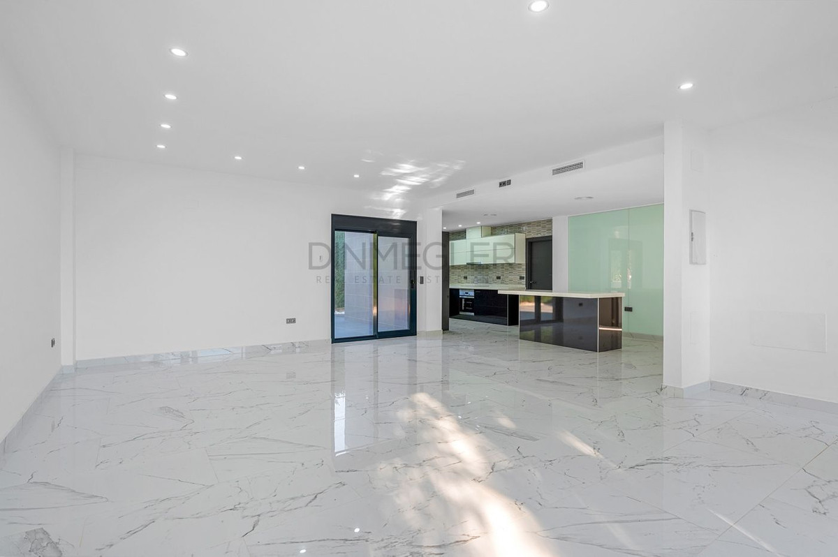 For sale - 4 Bedroom 3 Bathroom House - Detached Villa in Orihuela - Campoamor  - Alicante