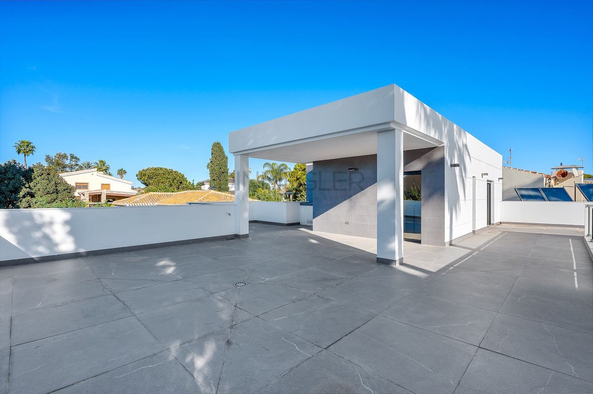 For sale - 4 Bedroom 3 Bathroom House - Detached Villa in Orihuela - Campoamor  - Alicante