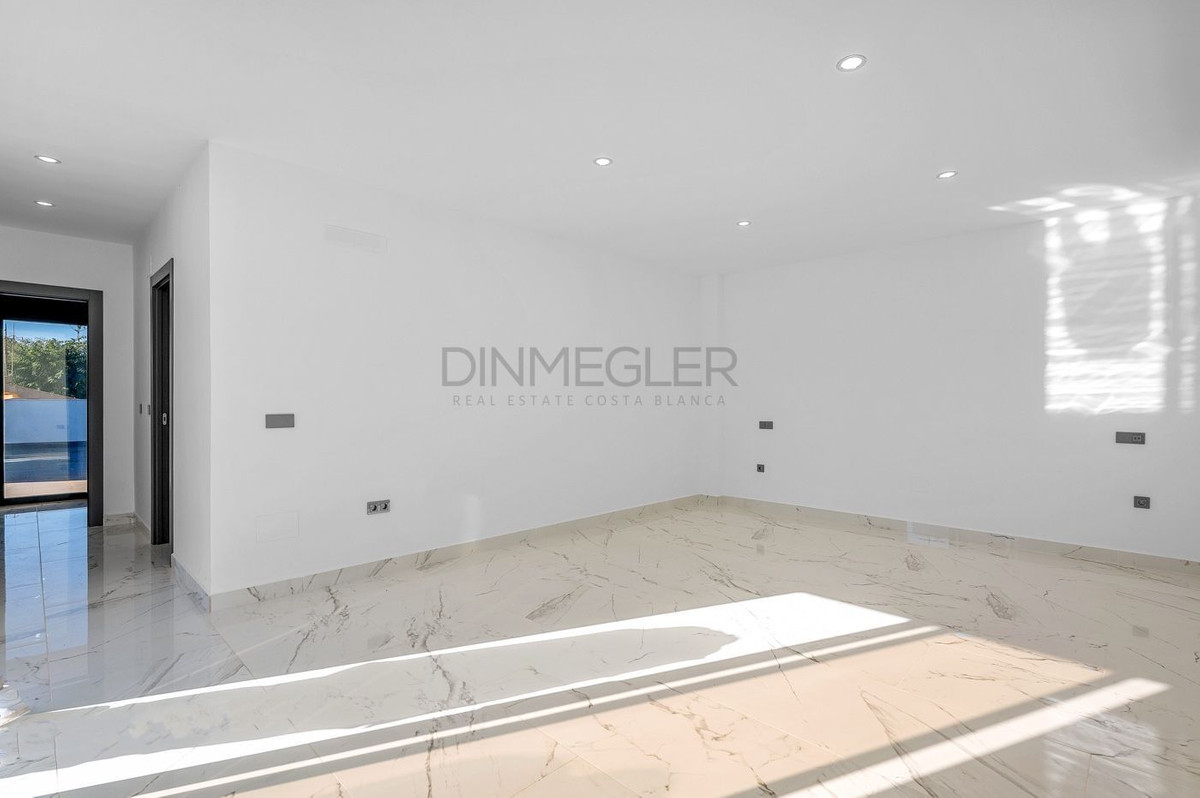 For sale - 4 Bedroom 3 Bathroom House - Detached Villa in Orihuela - Campoamor  - Alicante