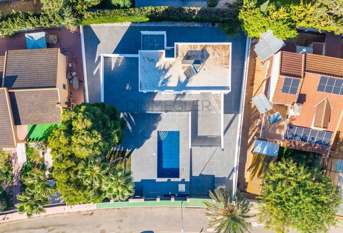 For sale - 4 Bedroom 3 Bathroom House - Detached Villa in Orihuela - Campoamor  - Alicante