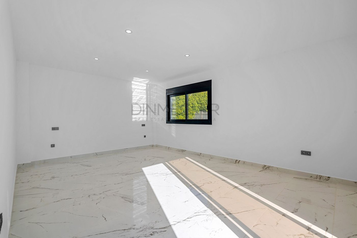 For sale - 4 Bedroom 3 Bathroom House - Detached Villa in Orihuela - Campoamor  - Alicante