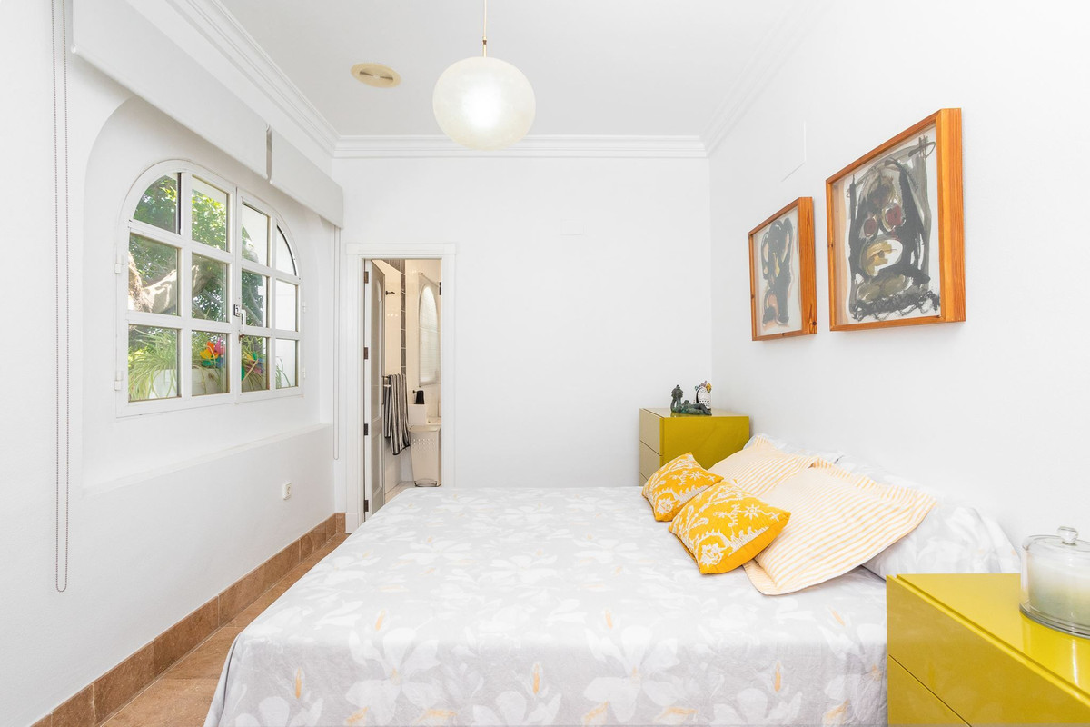 For sale - 4 Bedroom 4 Bathroom House - Detached Villa in Torrevieja - Torrevieja Centro  - Alicante