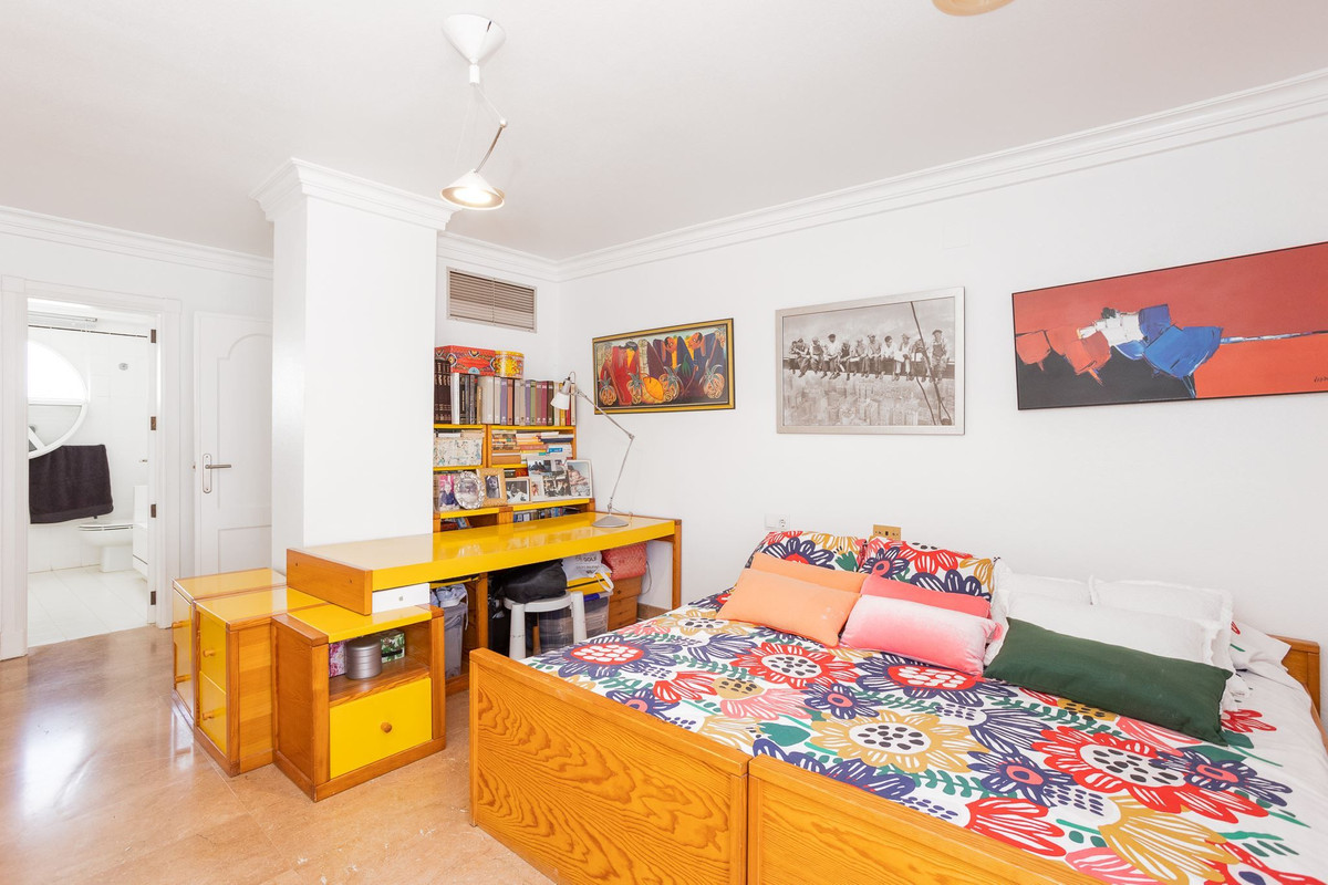 For sale - 4 Bedroom 4 Bathroom House - Detached Villa in Torrevieja - Torrevieja Centro  - Alicante