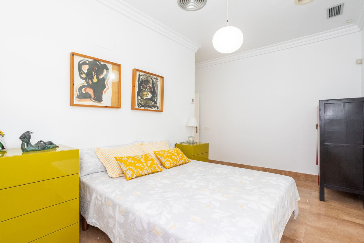 For sale - 4 Bedroom 4 Bathroom House - Detached Villa in Torrevieja - Torrevieja Centro  - Alicante