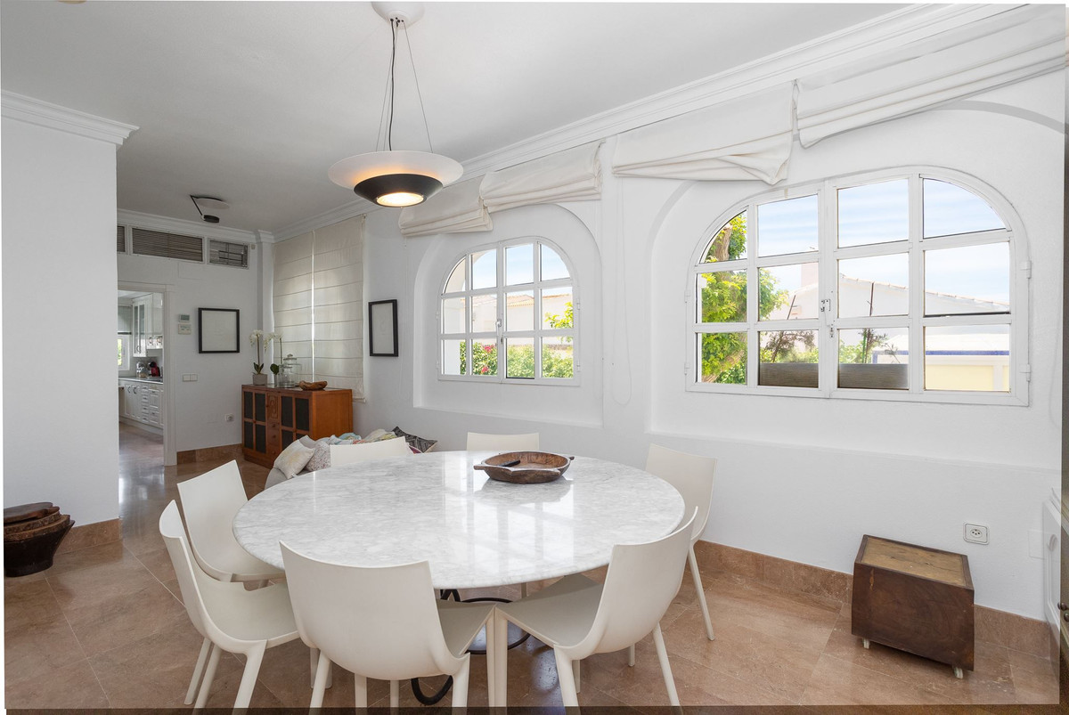 For sale - 4 Bedroom 4 Bathroom House - Detached Villa in Torrevieja - Torrevieja Centro  - Alicante
